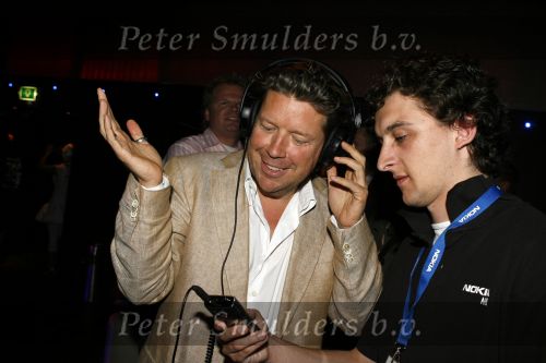 Amsterdam 27 juni 2006
Feestje Nokia in de escape.
Henkjan Smits
Peter Smulders bv