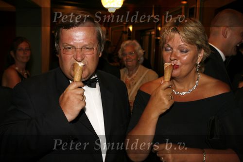 Amsterdam 15 juli 2006
Premiere Rembrandt in Carre.
Hilbrand Nawijn en zijn vrouw met een ijsje