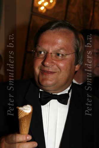 Amsterdam 15 juli 2006
Premiere Rembrandt in Carre.
Hilbrand Nawijn en zijn vrouw met een ijsje