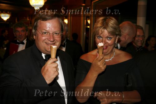 Amsterdam 15 juli 2006
Premiere Rembrandt in Carre.
Hilbrand Nawijn en zijn vrouw met een ijsje
