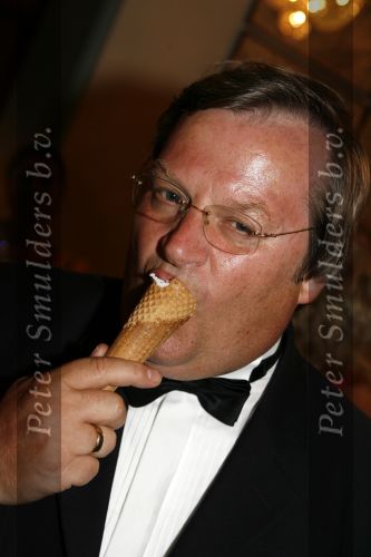 Amsterdam 15 juli 2006
Premiere Rembrandt in Carre.
Hilbrand Nawijn en zijn vrouw met een ijsje