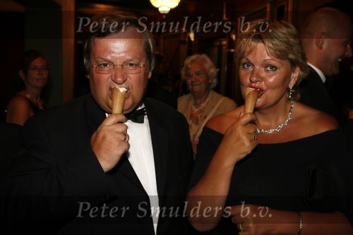 Amsterdam 15 juli 2006
Premiere Rembrandt in Carre.
Hilbrand Nawijn en zijn vrouw met een ijsje