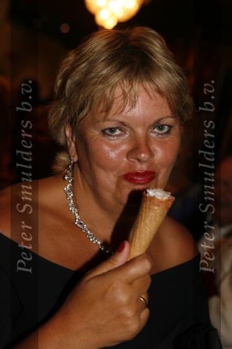 Amsterdam 15 juli 2006
Premiere Rembrandt in Carre.
Hilbrand Nawijn en zijn vrouw met een ijsje