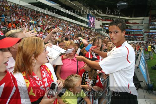 Eindhoven, 31 Juli 2006 Open Dag PSV 2006
Ibrahim Affelay deelt handtekeningen uit