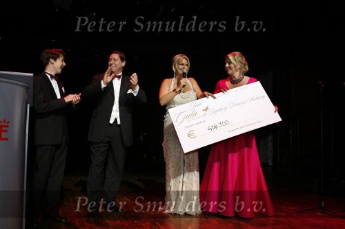 Amsterdam 19 juni 2006
Gala tbv de Ingeborg Douwes Stichting in Carre.
De man en zoon van Ingeborg Douwes en de organisatoren.
Peter Smulders bv