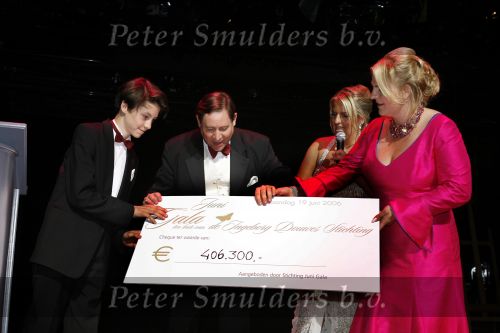 Amsterdam 19 juni 2006
Gala tbv de Ingeborg Douwes Stichting in Carre.
De man en zoon van Ingeborg Douwes en de organisatoren.
Peter Smulders bv