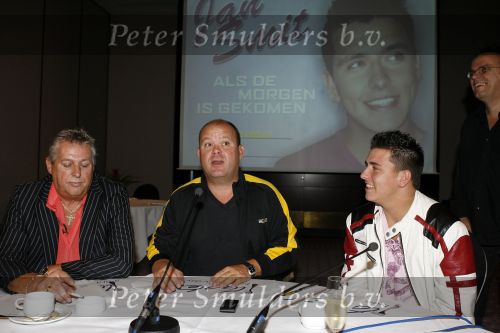 Schiphol 24 augustus 2006
Presentatie nieuwe cd  Jan Smit in het sheraton hotel Schiphol. paul de Leeuw rijkt eerste cd uit. jaap buys