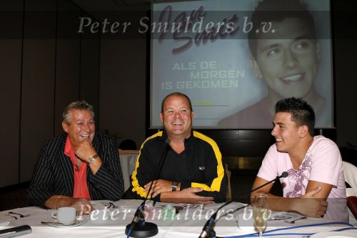 Schiphol 24 augustus 2006
Presentatie nieuwe cd  Jan Smit in het sheraton hotel Schiphol. paul de Leeuw rijkt eerste cd uit. Jaap Buys