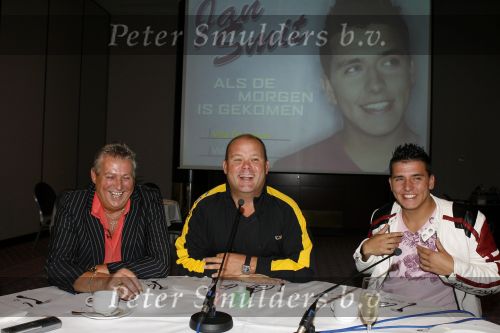 Schiphol 24 augustus 2006
Presentatie nieuwe cd  Jan Smit in het sheraton hotel Schiphol. paul de Leeuw rijkt eerste cd uit. jaap buys
