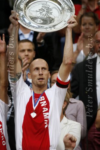 Amsterdam 13 augustus 2006
AJAX-PSV 3-1 om de Johan Cruyffschaal in de arena.
Jaap Stam met schaal
Peter Smulders bv