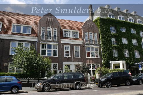 Amsterdam 14 juli 2006
Huis Jack Spijkerman met naast hem een huis  dat vorige week van binnen uitgebrand is