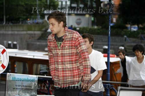 Amsterdam 1 augustus 2006
Mick Jagger gaat varen met zijn kinderen en vrienden . zoon James
Peter Smulders bv