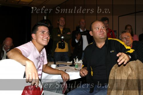 Schiphol 24 augustus 2006
Presentatie nieuwe cd  Jan Smit in het sheraton hotel Schiphol. paul de Leeuw rijkt eerste cd uit