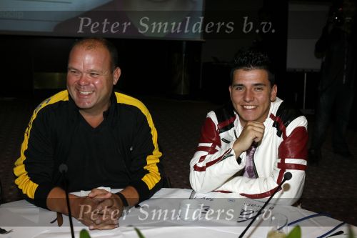 Schiphol 24 augustus 2006
Presentatie nieuwe cd  Jan Smit in het sheraton hotel Schiphol. paul de Leeuw rijkt eerste cd uit