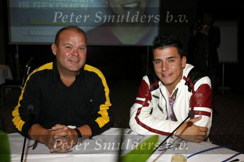 Schiphol 24 augustus 2006
Presentatie nieuwe cd  Jan Smit in het sheraton hotel Schiphol. paul de Leeuw rijkt eerste cd uit