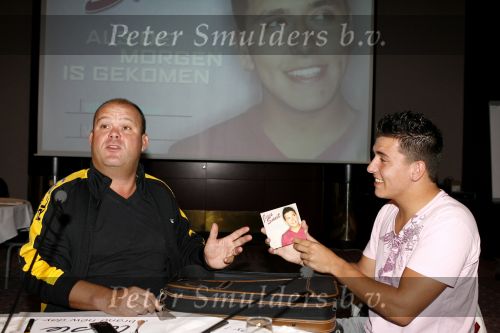 Schiphol 24 augustus 2006
Presentatie nieuwe cd  Jan Smit in het sheraton hotel Schiphol. paul de Leeuw rijkt eerste cd uit