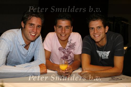 Schiphol 24 augustus 2006
Presentatie nieuwe cd  Jan Smit in het sheraton hotel Schiphol. paul de Leeuw rijkt eerste cd uit. Nick en Simon