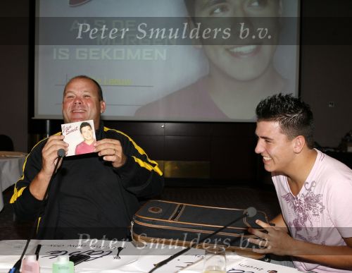 Schiphol 24 augustus 2006
Presentatie nieuwe cd  Jan Smit in het sheraton hotel Schiphol. paul de Leeuw rijkt eerste cd uit