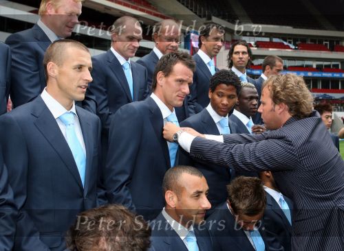 Eindhoven, 1 Augustus 2006
Perspresentatie Selektie PSV Seizoen 2006/2007
Een medewerker van kledingsponsor OGER uit Amsterdam doet de stropdas even goed bij Jan Vennegoor of Hesselink
