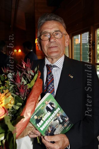 Beekbergen 30 mei 2006
Presentatie boek een elftal bondscoaches van Koen Greven en Erik Oudshoorn. Jan Zwartkruis krijgt het eerste exemplaar
Peter Smulders bv