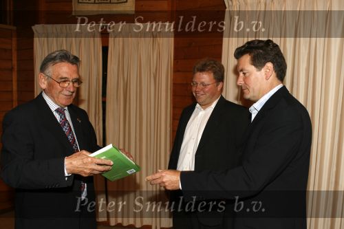 Beekbergen 30 mei 2006
Presentatie boek een elftal bondscoaches van Koen Greven en Erik Oudshoorn. Jan Zwartkruis krijgt het eerste exemplaar
Peter Smulders bv