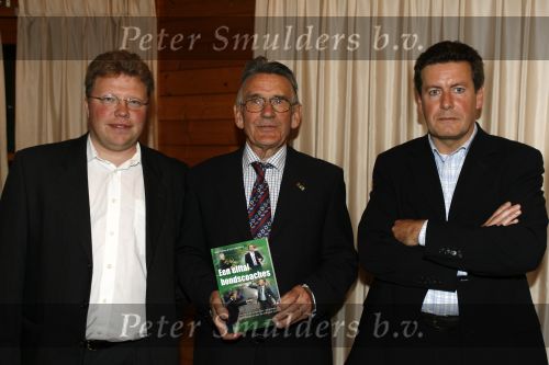 Beekbergen 30 mei 2006
Presentatie boek een elftal bondscoaches van Koen Greven en Erik Oudshoorn. Jan Zwartkruis krijgt het eerste exemplaar
Peter Smulders bv