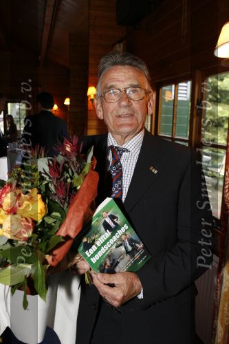 Beekbergen 30 mei 2006
Presentatie boek een elftal bondscoaches van Koen Greven en Erik Oudshoorn. Jan Zwartkruis krijgt het eerste exemplaar
Peter Smulders bv