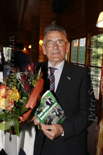 Beekbergen 30 mei 2006
Presentatie boek een elftal bondscoaches van Koen Greven en Erik Oudshoorn. Jan Zwartkruis krijgt het eerste exemplaar
Peter Smulders bv