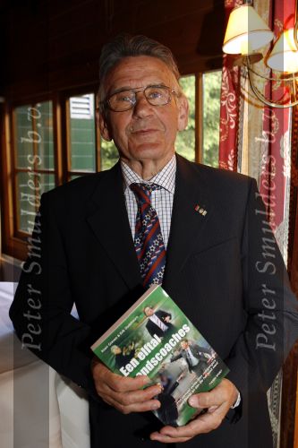 Beekbergen 30 mei 2006
Presentatie boek een elftal bondscoaches van Koen Greven en Erik Oudshoorn. Jan Zwartkruis krijgt het eerste exemplaar
Peter Smulders bv