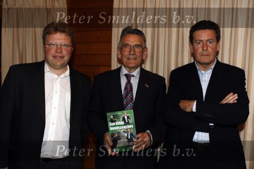 Beekbergen 30 mei 2006
Presentatie boek een elftal bondscoaches van Koen Greven en Erik Oudshoorn. Jan Zwartkruis krijgt het eerste exemplaar
Peter Smulders bv