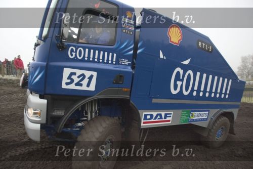 Eindhoven, 2006 Jan de Rooij met zijn auto voor Parijs Dakar