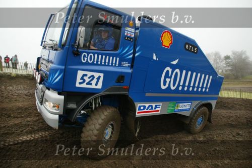 Eindhoven, 2006 Jan de Rooij met zijn auto voor Parijs Dakar