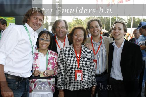 Frankfurt 21 juni 2006
Nederland tegen Argentinie tijdens wk in duitsland.
jan v Dooren met zijn vrouw Loes en zijn zoons en Hnas Kraay jr