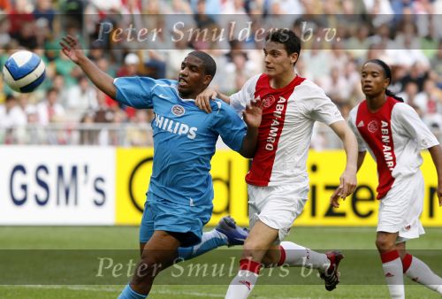 Amsterdam 13 augustus 2006
AJAX-PSV 3-1 om de Johan Cruyffschaal in de arena.
Thomas Vermaelen en Jefferson Farfan
Peter Smulders bv