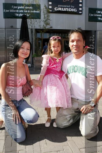 Amsterdam 15 juli 2006
Premiere K3 in pathe arena.
Jennifer de Jong met man en dochter