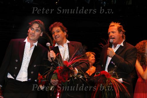 Amsterdam 19 juni 2006
Gala tbv de Ingeborg Douwes Stichting in Carre.
Jeroen v d Boom met Rene Froger en Gordon. Gerard Joling was ziek
Peter Smulders bv