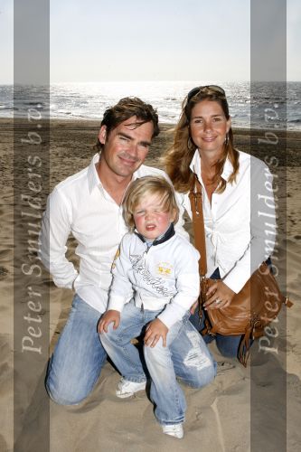 Noordwijk 29 juni 2006
Jeroen v d Boom met zijn vriendin en zontje Daan op het strand.
Peter Smulders bv