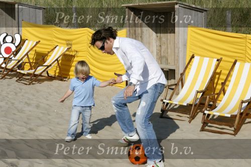Noordwijk 29 juni 2006
Jeroen v d Boom met zijn  zoontje Daan op het strand aan het voetballen
Peter Smulders bv