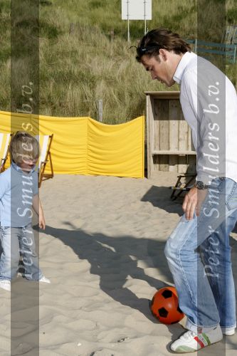 Noordwijk 29 juni 2006
Jeroen v d Boom met zijn  zoontje Daan op het strand aan het voetballen
Peter Smulders bv