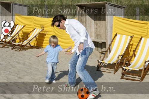 Noordwijk 29 juni 2006
Jeroen v d Boom met zijn  zoontje Daan op het strand aan het voetballen
Peter Smulders bv