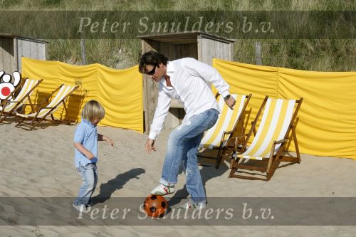 Noordwijk 29 juni 2006
Jeroen v d Boom met zijn  zoontje Daan op het strand aan het voetballen
Peter Smulders bv