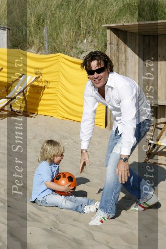 Noordwijk 29 juni 2006
Jeroen v d Boom met zijn  zoontje Daan op het strand aan het voetballen
Peter Smulders bv
