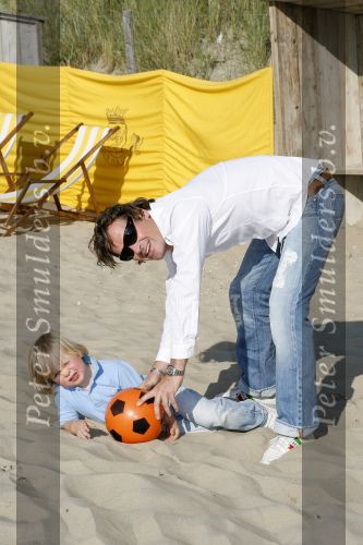 Noordwijk 29 juni 2006
Jeroen v d Boom met zijn  zoontje Daan op het strand aan het voetballen
Peter Smulders bv
