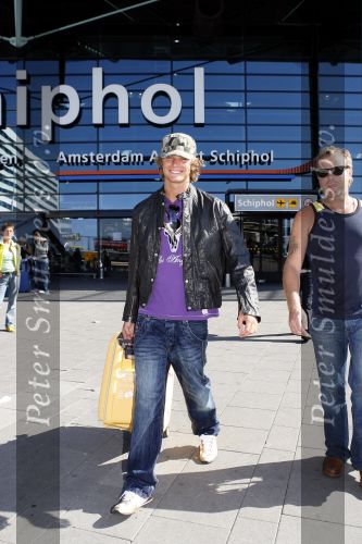 Schiphol 19 augustus 2006
Jim Bakkum arriveert op Schiphol na een vakantie op Curacao. Zijn vader haalt hem op.
Peter Smulders bv