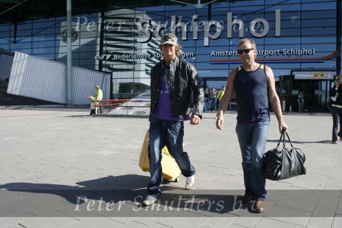 Schiphol 19 augustus 2006
Jim Bakkum arriveert op Schiphol na een vakantie op Curacao. Zijn vader haalt hem op. Jim draagt leger petje
Peter Smulders bv
