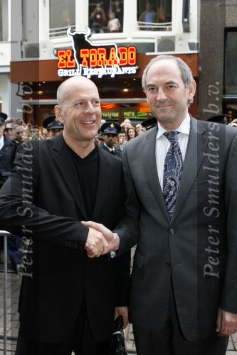 Amsterdam 26 juni 2006
Premiere over the edge in Tushinsky.
Bruce Willis met Job Cohen.
Peter Smulders bv