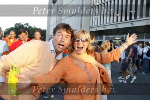 Frankfurt, 21 Juni 2006 3e wedstrijd in de poule tussen Nederland-Argentinie, eindstand 0-0
Willeke Alberti met Johan Westermeijer
© Foto Peter Smulders BV