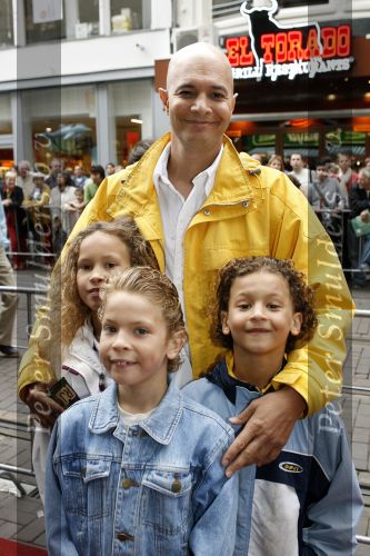 Amsterdam 26 juni 2006
Premiere over the edge in Tushinsky.
John Jones met zijn kinderen
