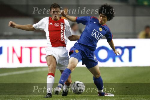 Amsterdam, 5 Augustus 2006
Johnny Heitinga in duel met Park
© foto Edwin van Zandvoort