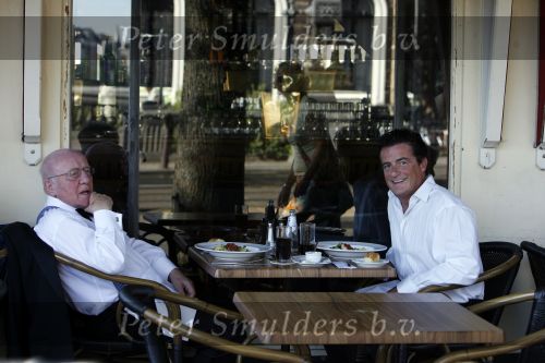Amsterdam 15 juli 2006
Johnny Kraaykamp jr en Sr eten iets op terras.